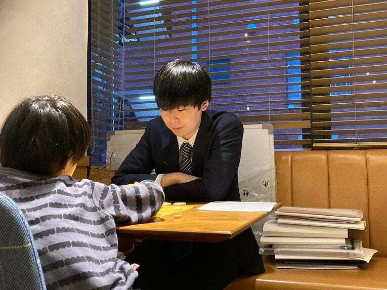 「KAI将棋教室」で講師を務める栗尾さん　©Satoshi Shigeno