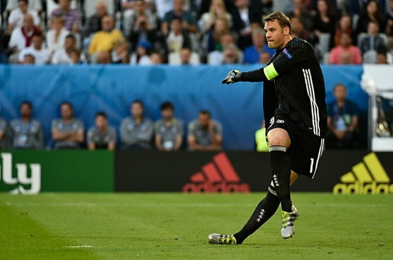 足元の技術もしっかりしているノイアーだが、最大の武器はやはりシュートストップだ©Takuya Sugiyama