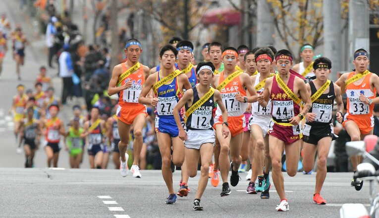 2018年の全国高校駅伝（都大路）1区の様子。韮山高はエース・小澤大輝が走った。青森山田高時代の田澤廉（駒沢大から今春トヨタ入社予定）の姿も見える　©JIJI PRESS