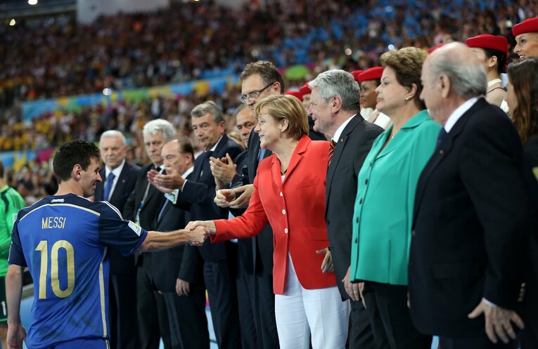 ドイツに敗れたメッシに敬意を送るメルケル元首相　©︎Getty Images