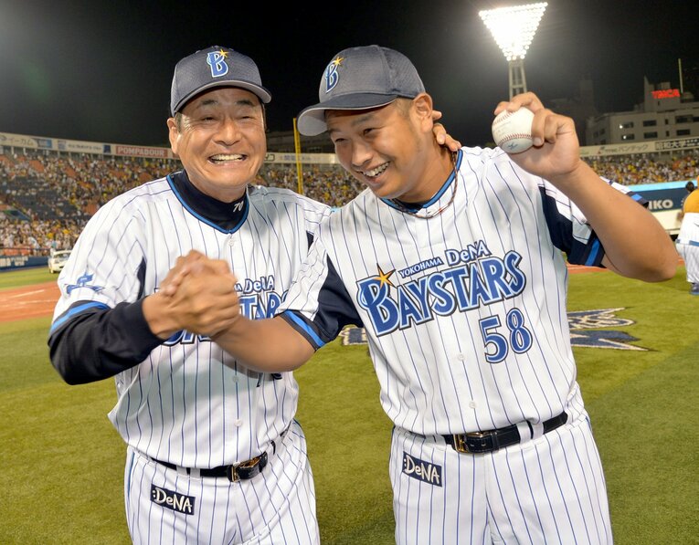 2013年6月22日、プロ初勝利を挙げ中畑清監督に祝福される　©Sankei Shimbun