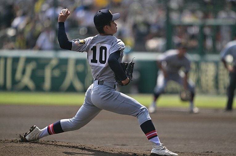 “5枚看板”を擁して甲子園制覇を達成した仙台育英。決勝では10番・斎藤蓉（3年）が7回1失点の好投を見せ、後を受けた11番・高橋煌稀（2年）が試合を締めくくった ／ photograph by Hideki Sugiyama