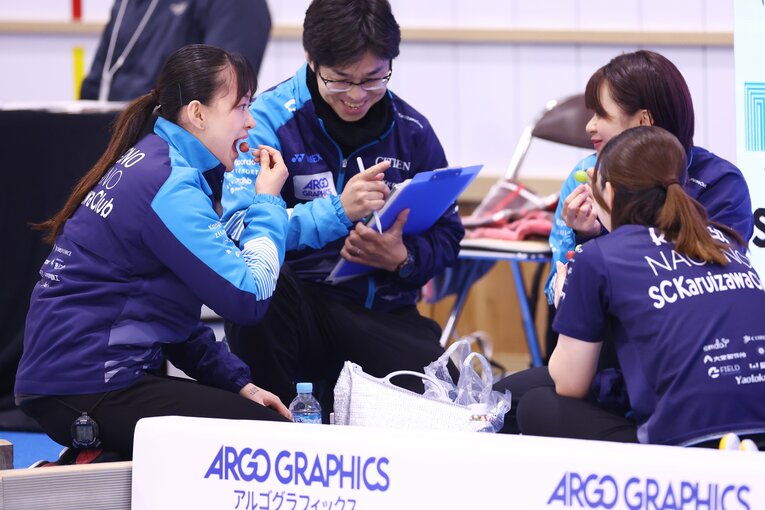 日本代表決定戦にて。左が姉・上野美優、右奥が妹・上野結生【スワイプするとそのほかの写真もご覧になれます】　©AFLO