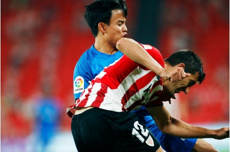 久保建英を間近で撮って気づいた《試合前ルーティンとファールを受けた後のクセ》 韓国の至宝イ・ガンインとの共存はどうなる？(11)