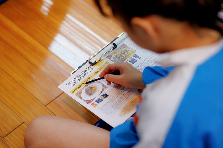 参加者たちは2人の話に熱心に耳を傾けメモを取っていた