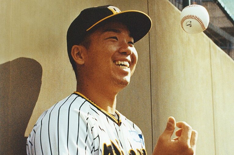 今シーズン10勝をあげリーグMVPと新人王に輝いた阪神・村上頌樹（25歳） ／ photograph by Naohiro Kurashina