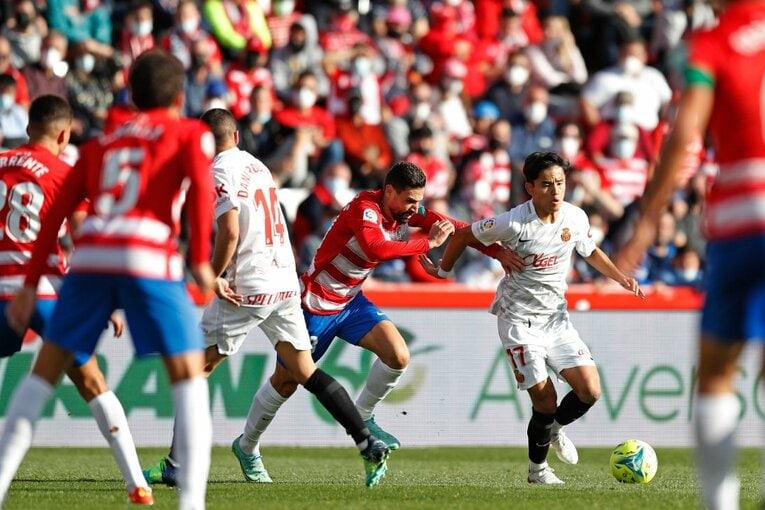 久保建英vsバルサがW杯イヤーのリーガ初戦… 年末の試合で見た「タケの身体の進化」と新星たちの奮起〈撮影者の視点〉(59)