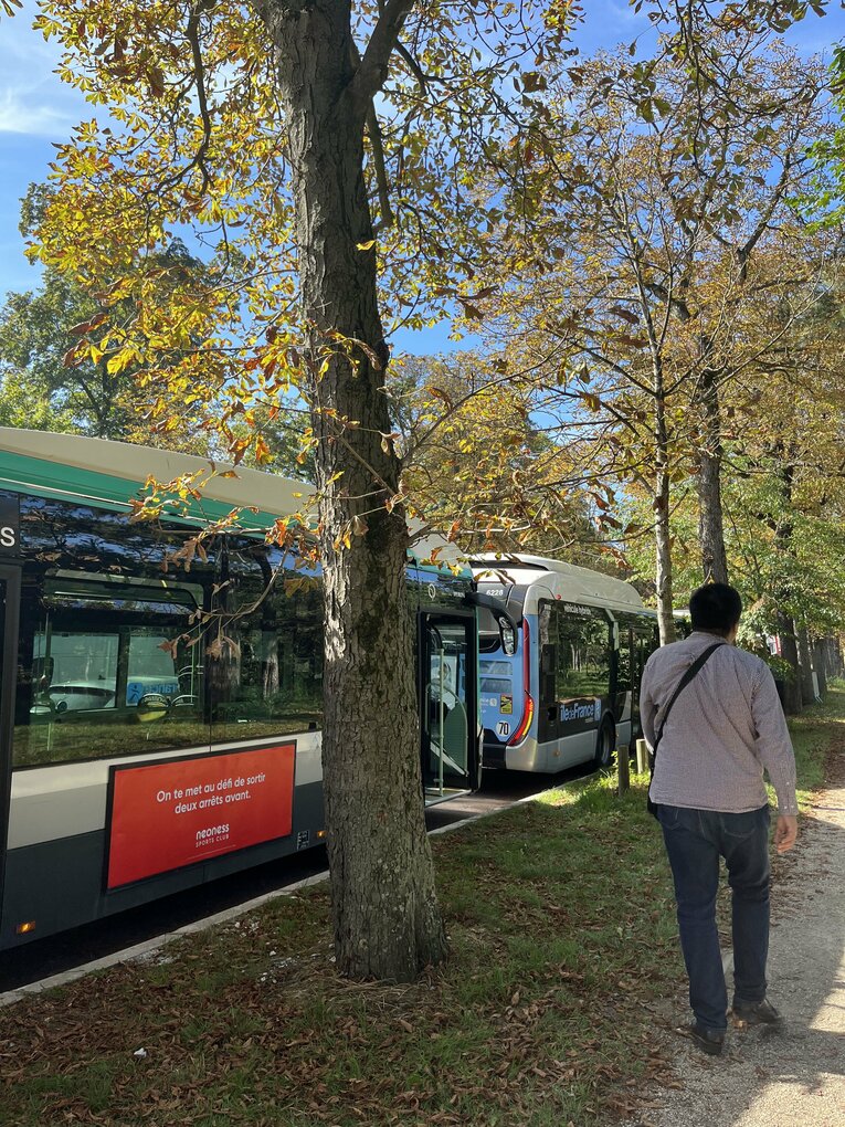 競馬場行きのシャトルバス。もちろん無料だ ©Shintaro Okawa