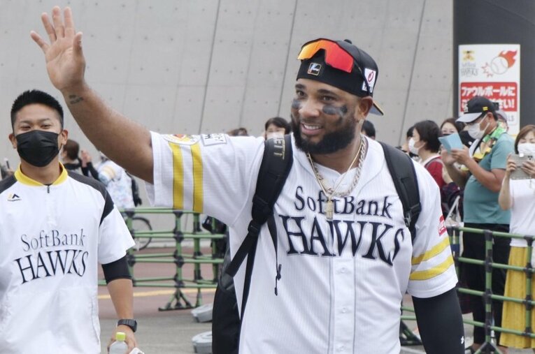 9月30日の「退団試合」後、ファンに手を振るバレンティン。10月5日、球団はウェーバー公示を申請した ／ photograph by KYODO