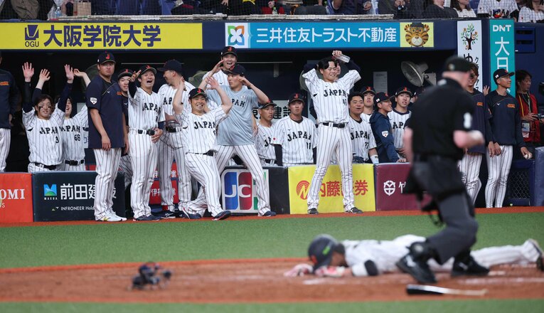 京セラドームで行われたオリックスとの強化試合では、仲田が敢行したホームへのヘッドスライディングがアウトとなり試合終了。ベンチの選手たちも大いに沸いた　©JIJI PRESS