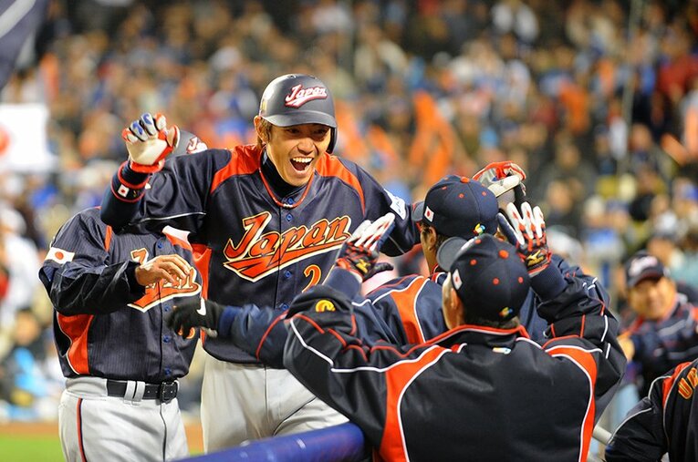 10回、2点勝ち越してお祭り騒ぎの日本ベンチ ／ photograph by Naoya Sanuki