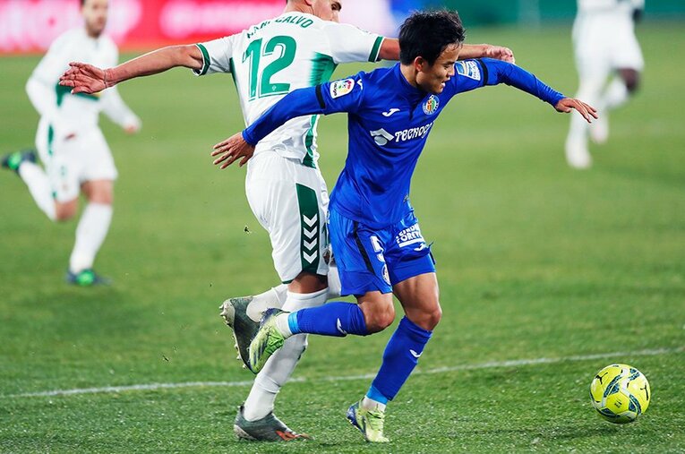 相手の激しい体のぶつけ合いに対応できるか(c)Daisuke Nakashima