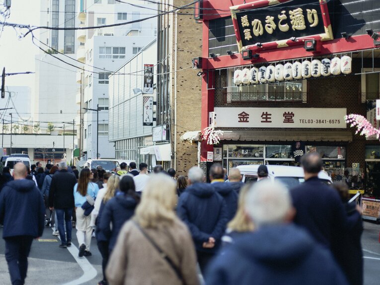 【人力車でバーチャル浅草さんぽ】元ラグビー日本代表…ムキムキの児玉健太郎さんが引く人力車で浅草を回った気になれる！　人力車夫のお仕事風景を見る　©︎Yuki Suenaga