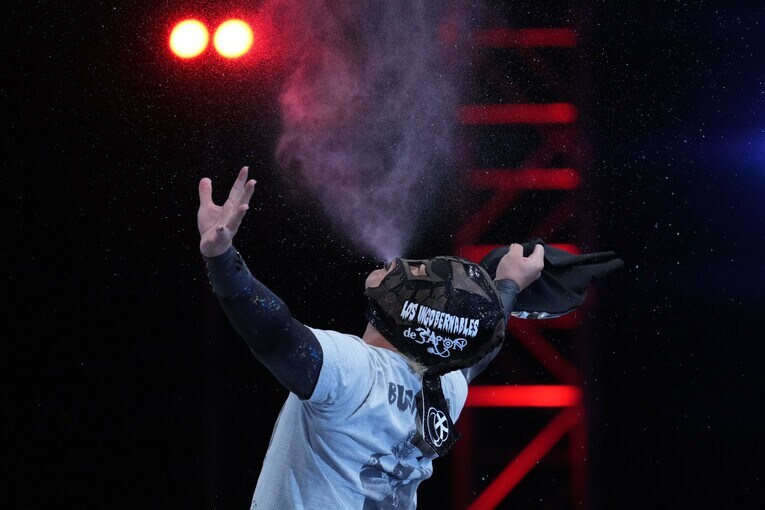 コーナーに上がりいつものパフォーマンスを見せるBUSHI　©Essei Hara