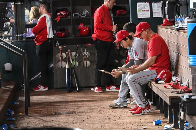 【大谷さん、ベンチでの愛されショット】スキマ時間などなく、予習を行う大谷 ／ photograph by Nanae Suzuki