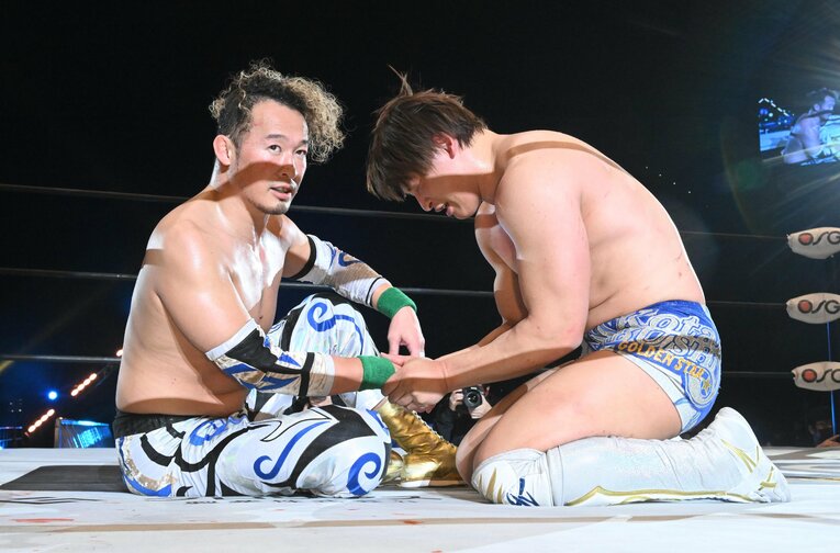 試合を終えた飯伏幸太と丸藤正道　©東京スポーツ新聞社