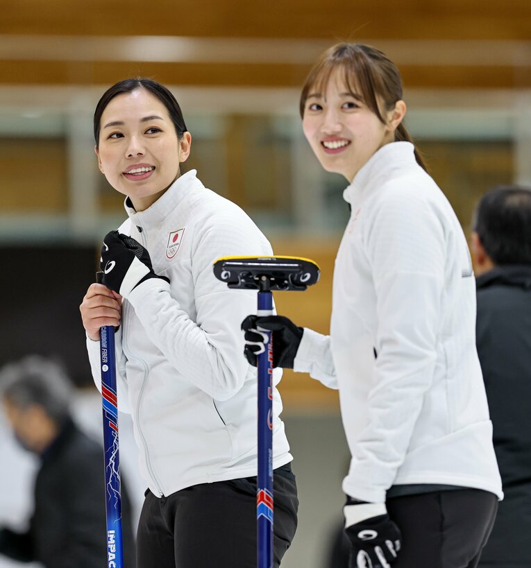 【カーリング女子レア写真】ミラノ・コルティナ五輪を前にした近江谷杏菜と小林未奈…写真は右に続きます　©JIJI PRESS