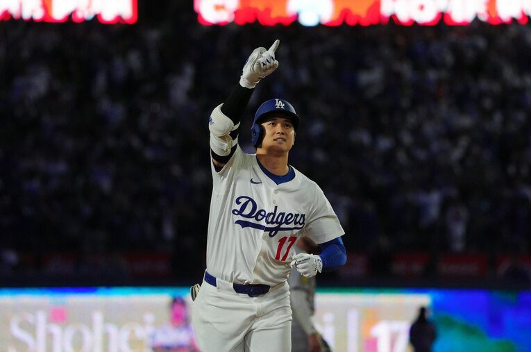 5月15日のボブルヘッドデーのアスレチックス戦で2本塁打6打点の活躍をした大谷翔平 ／ photograph by Shizuka Minami