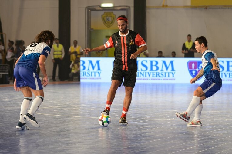 2017年、イベントでフットサルに興じるロナウジーニョ　©Getty Images