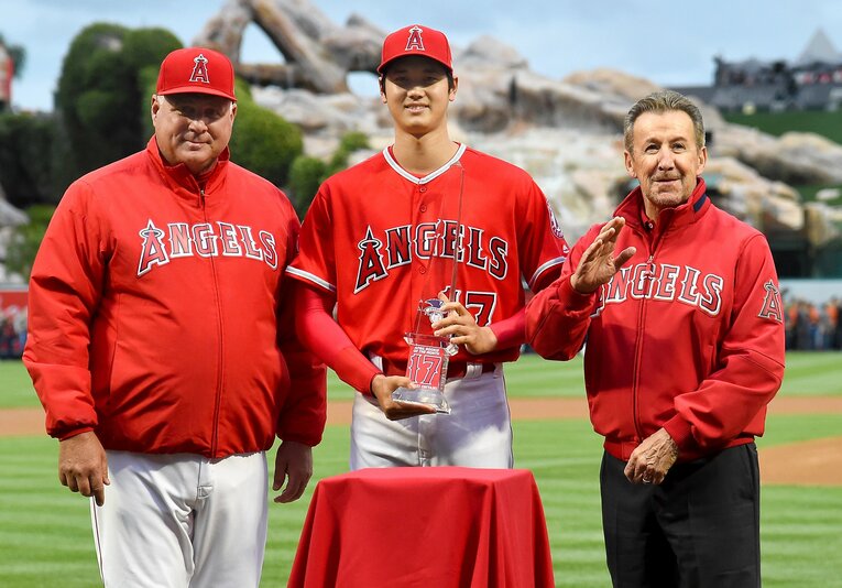 2018年当時エンゼルス監督のソーシア、大谷、オーナーのモレノ　©Getty Images