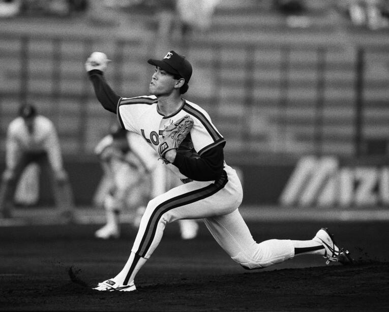 ルーキー時代、川崎球場で投げる小宮山　©JIJI PRESS