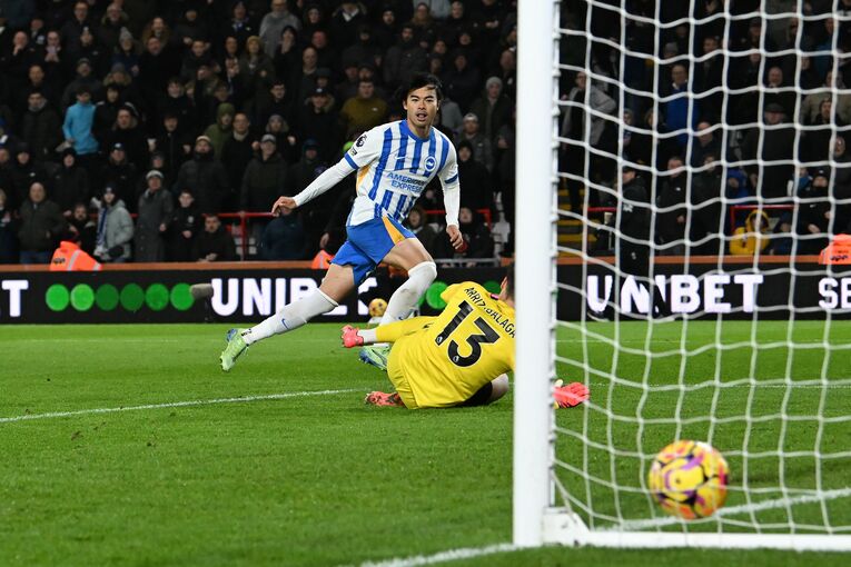 ゴール右隅に流し込んだ三笘。決まった瞬間の表情【2枚目／全2枚】　©AFLO