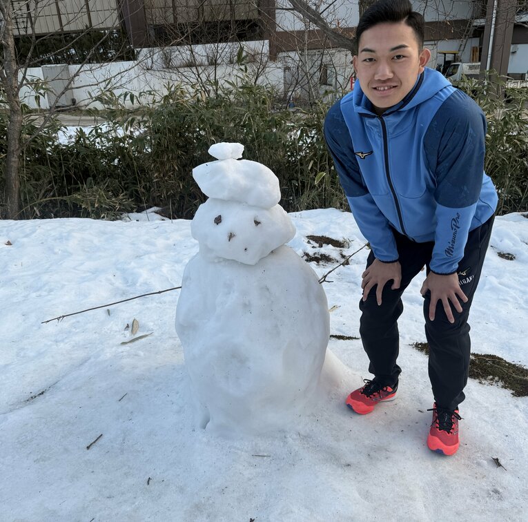 故郷の雪景色を楽しみにしていたという石垣。雪だるまを前にこの笑顔　©Chiba Lotte Marines