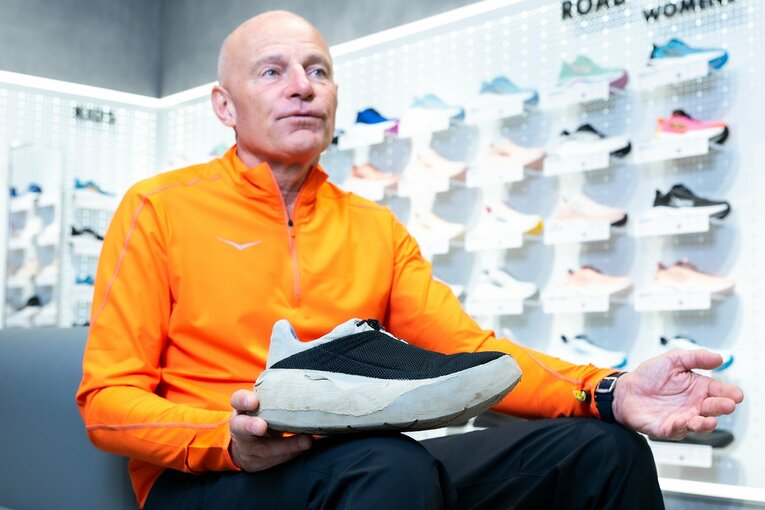 貴重な最初の試作シューズをニコラスが持参してくれた