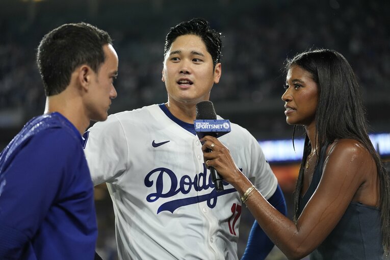 女性リポーターのキルステン・ワトソンさんのインタビューに答える大谷翔平。左は通訳のウィル・アイアントン氏　©︎AFLO