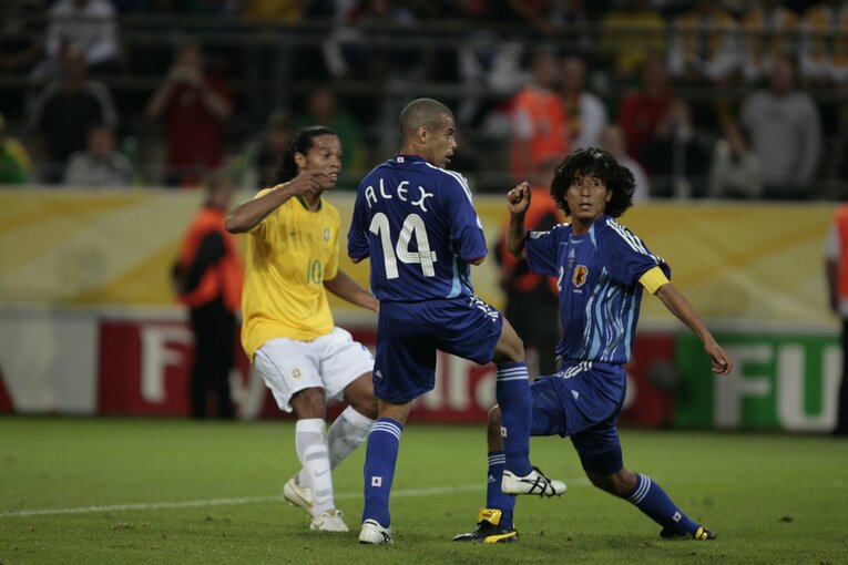 ロナウジーニョをマークする三都主アレサンドロと中澤　©JMPA