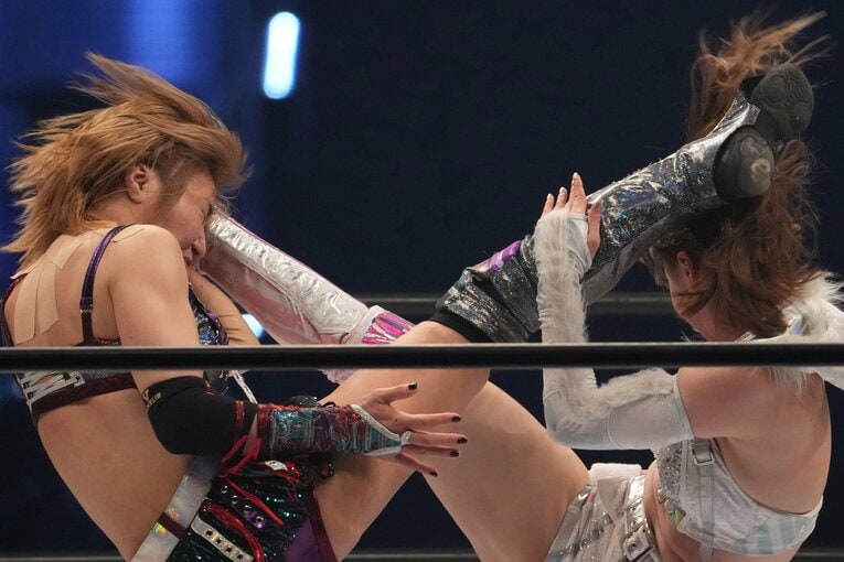 相打ちのキック合戦　©Masashi Hara