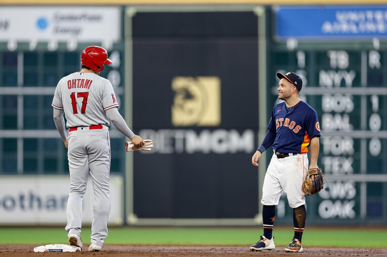 登板翌日の9月11日、塁上でホセ・アルトゥーベと言葉を交わす場面も　©Getty Images
