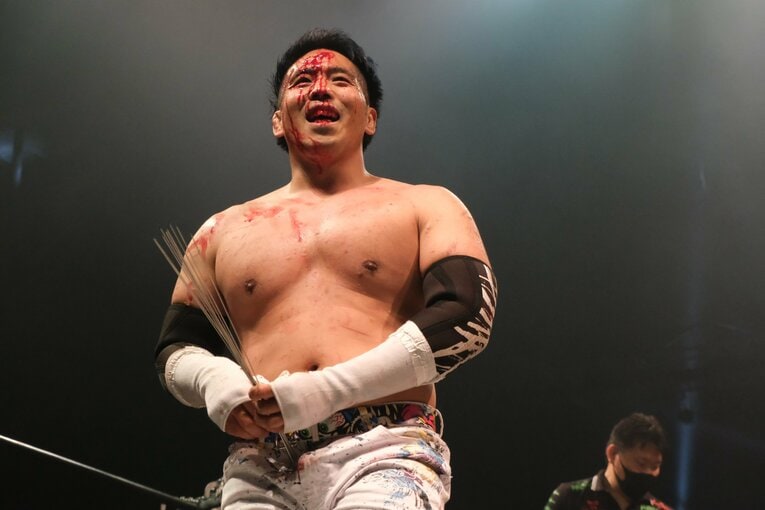 カリスマ葛西純「世の中は無駄な血を一滴も流すな」 頬を串刺し、人間ダーツ…それでもデスマッチが“ただの残虐ショー”ではない理由(16)