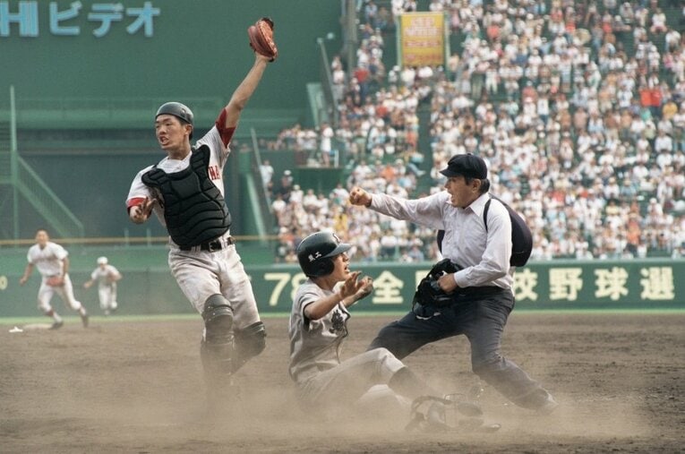 1996年決勝、“奇跡のバックホーム”で熊本工・星子は惜しくもアウトになった ／ photograph by JIJI PRESS