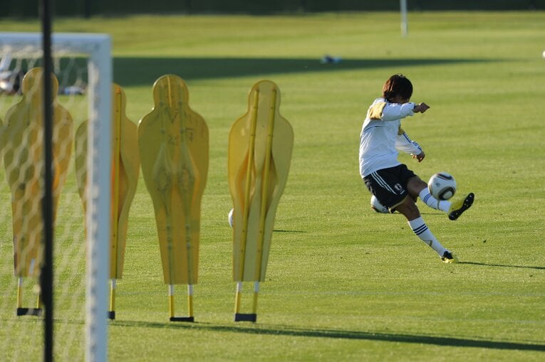 2010年の中村俊輔のFK練習　©JMPA