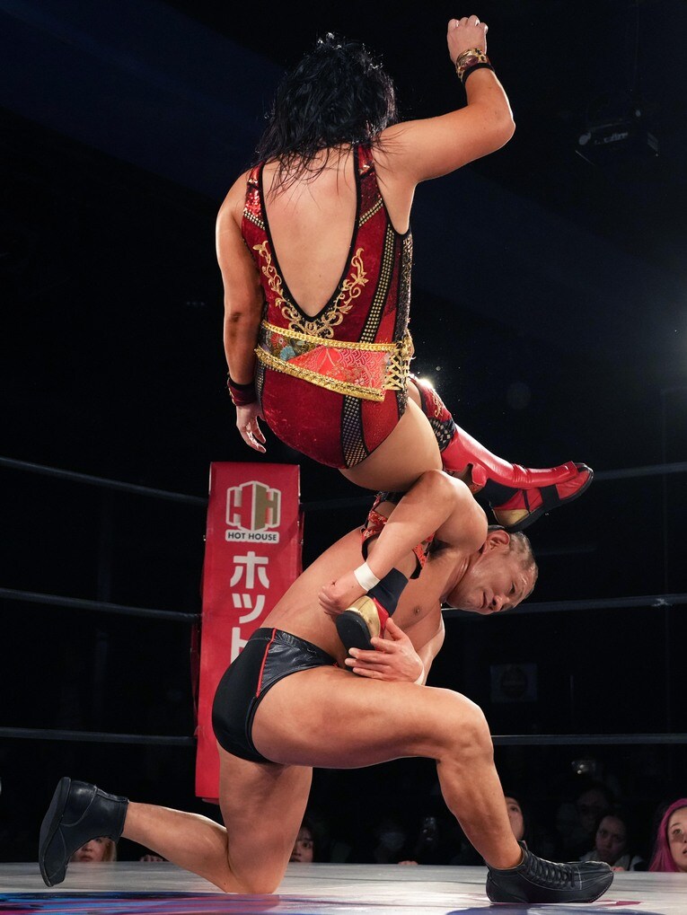 スコーピオライジングを狙う里村明衣子の軸足をキャッチした鈴木みのる　©Essei Hara