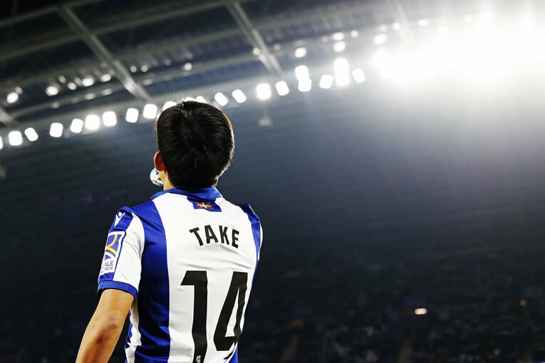 「173cmの久保建英が180cmに空中戦勝利」「反則まがいのマークも…」“キレキレな久保写真”を撮った中で、一瞬とらえた意外な仕草とは(5)