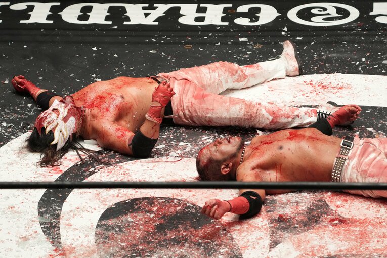 戦いを終えた両者　©Masashi Hara