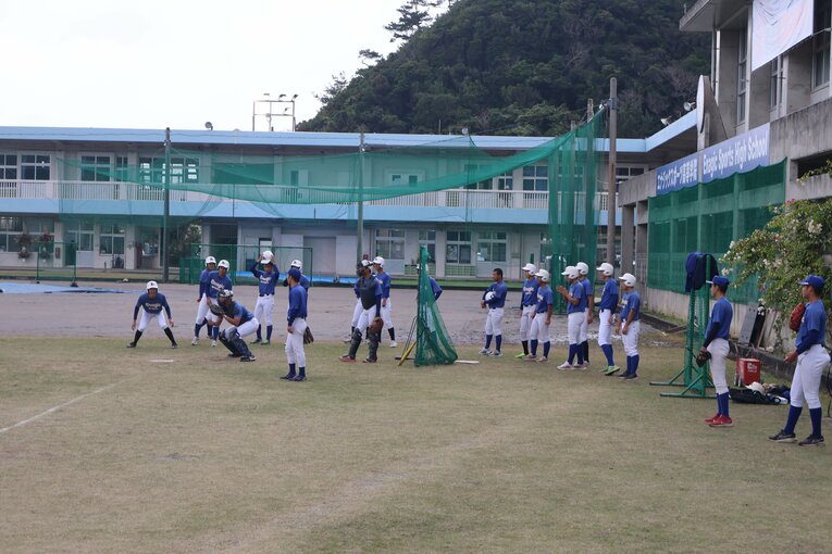 独特な形の校庭でトレーニングするエナジックナイン　©Fumi Sawai