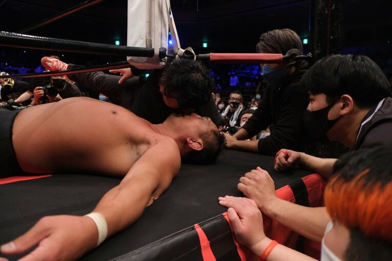 ダウンカウントが進んでも立ち上がる素振りのない大谷。レフェリーが状態を確認する