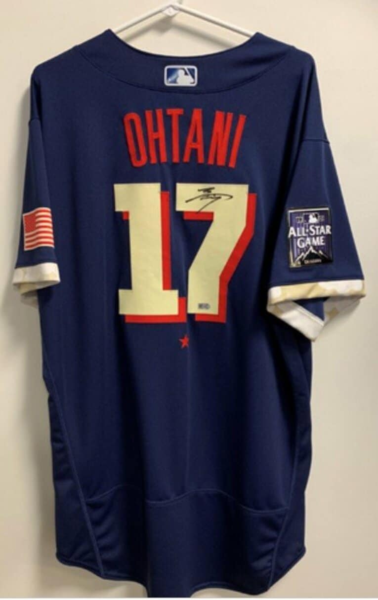 大谷のサイン入りユニフォーム©MLB Auction