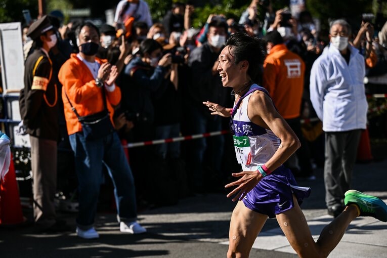 ゴールした花尾はチームメイトのもとへ向かう　©Nanae Suzuki