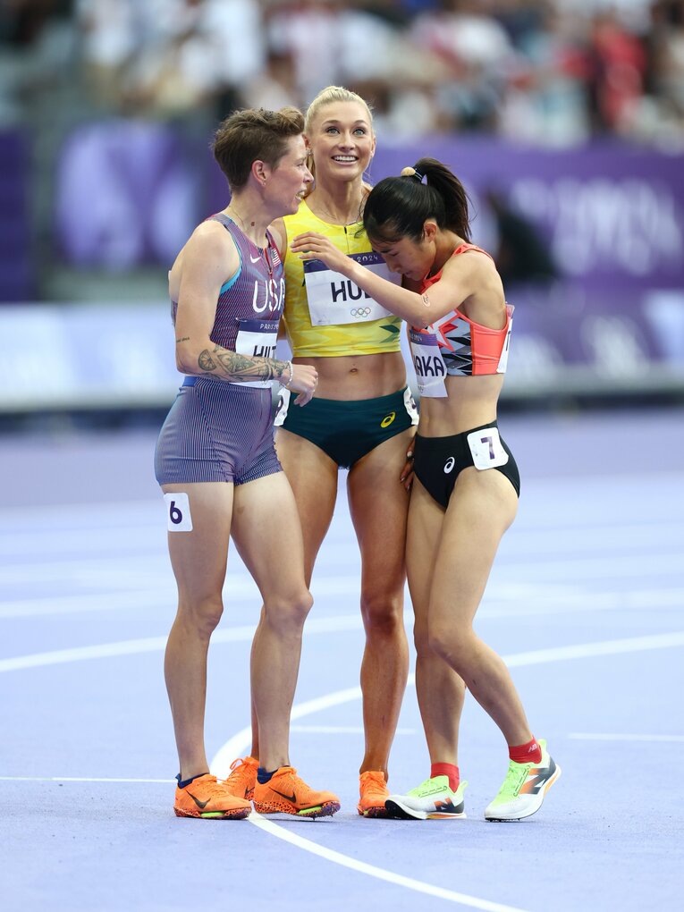 準決勝後、ハルと抱擁する田中希実　©Ryosuke Menju/JMPA