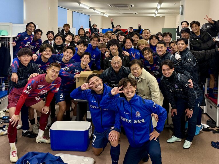 ロッカールームでの集合写真　©KATALLER TOYAMA