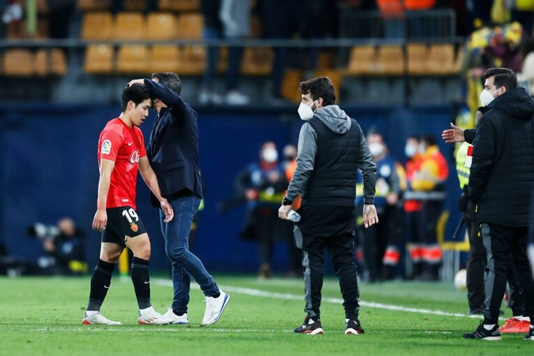 久保建英がエメリ戦術にハメられた？ “代表前の古巣ビジャレアル戦”撮影カメラマンが見た苦闘の要因〈少年ファンはユニをおねだり〉(44)