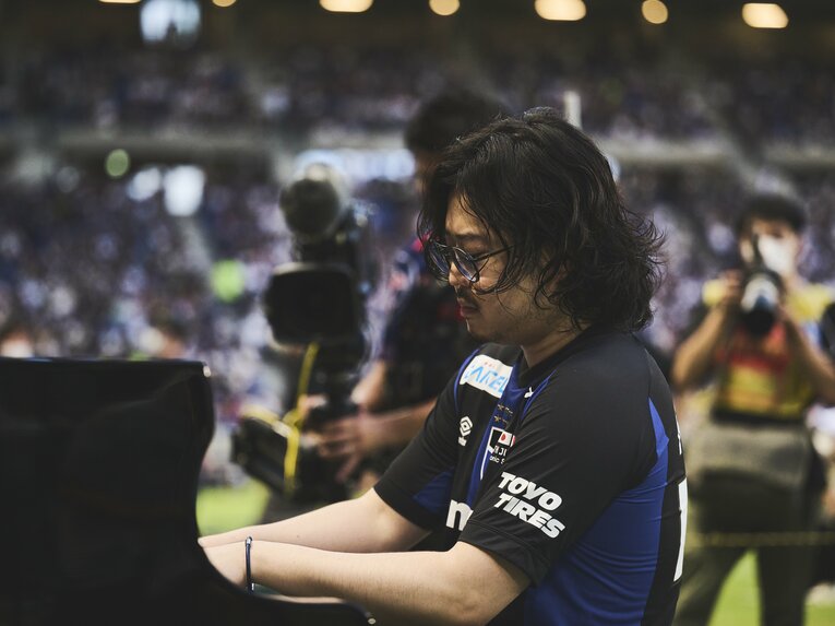 反田さんのピッチ上での生演奏　©Yuki Suenaga