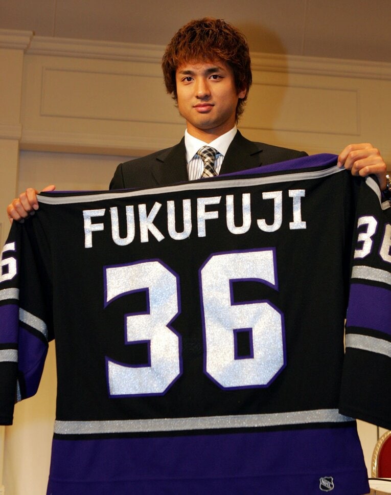 2005年、LAキングスと2年契約を発表して日本人初のNHLプレイヤーとなった福藤豊　©︎AP/AFLO
