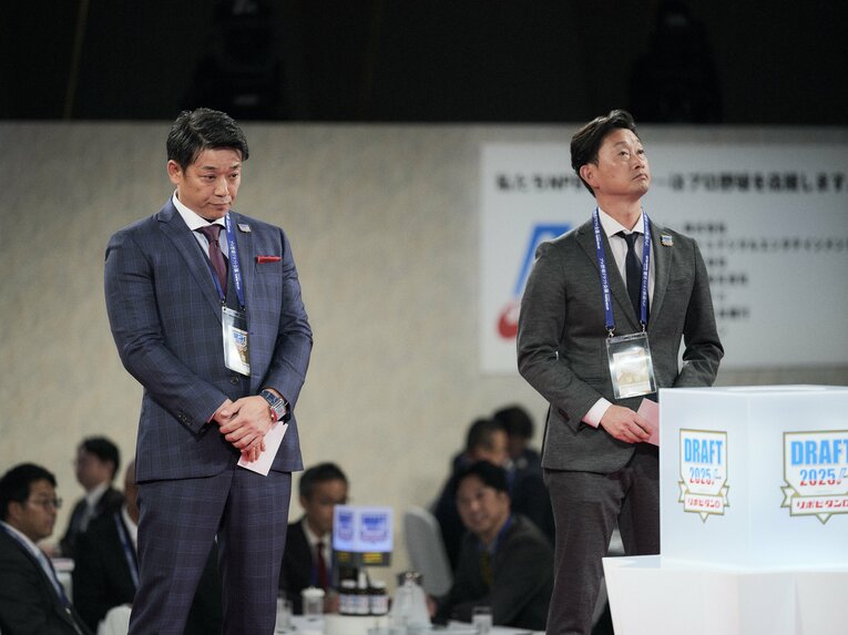 健大高崎高・石垣はロッテとの競合に敗れたが、高校生を続々と指名したオリックスの岸田監督（右）　©︎Yuki Suenaga