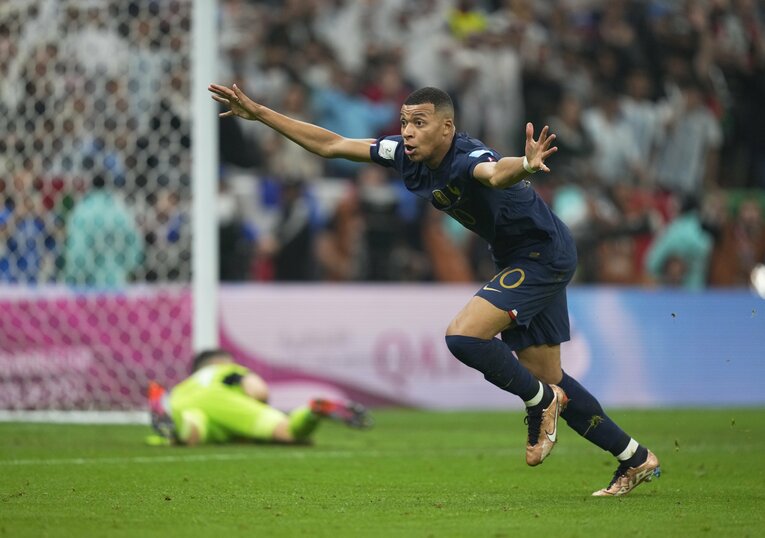 エムバペはW杯決勝でメッシに劣らぬパフォーマンスを見せ、リーグでは際立ったパフォーマンスを発揮したのだが……　©Getty Images