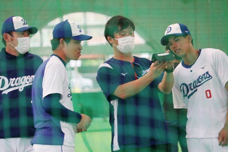 中日時代に荒木コーチ（左端）らと映像を見ながら盗塁練習する高松（右端）　©JIJI PRESS